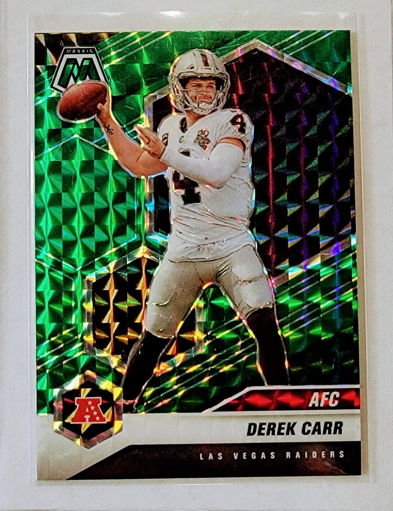 2021 Panini Mosaic Derek Carr Green Prizm Refractor Las Vegas Raiders Football Card AVM1