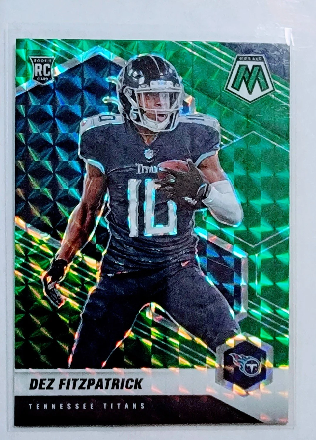2021 Panini Mosaic Dez Fitzpatrick Green Rookie Refractor Tennessee Titans Football Card AVM1