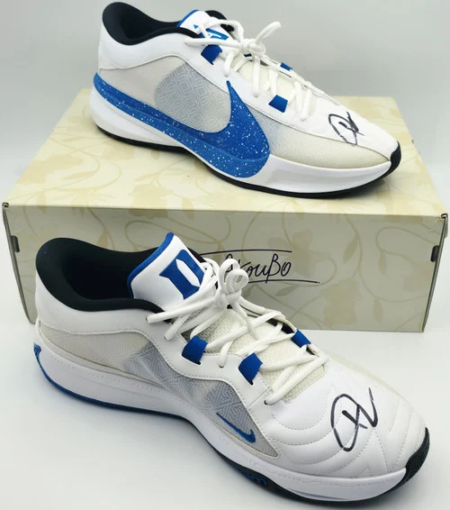 Giannis Antetokounmpo Autographed 2022 Player Exclusive (PE) Promo Oregon Black Nike Zoom Freak 4 NCAA Shoes Size 16 (With Box) Beckett BAS Witness #3W396582 & #3W396583